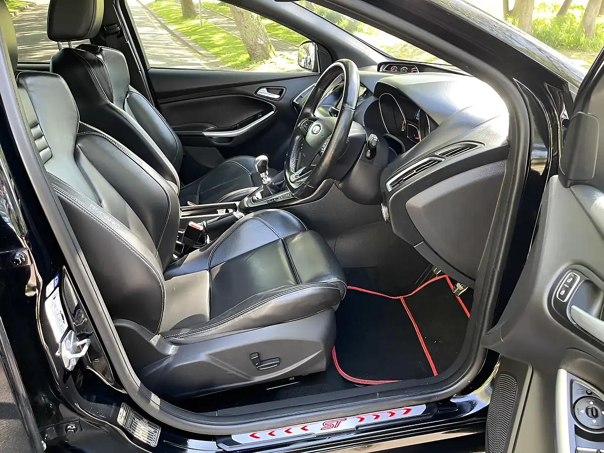 Used 2017 Ford Focus ST-3 Black - Interior and Exterior details 15
