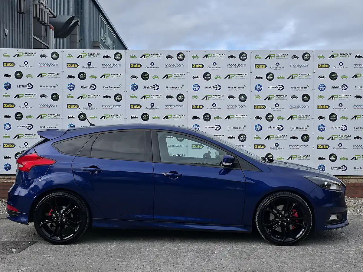 Used 2017 Ford Focus ST-3 Blue - Interior and Exterior details 9
