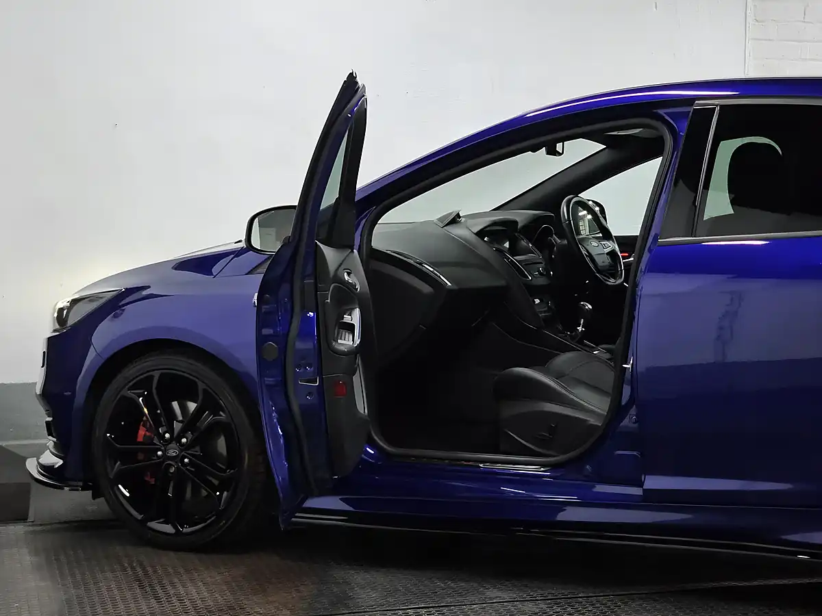 Used 2017 Ford Focus ST-3 Deep Impact Metallic Blue - Interior and Exterior details 11