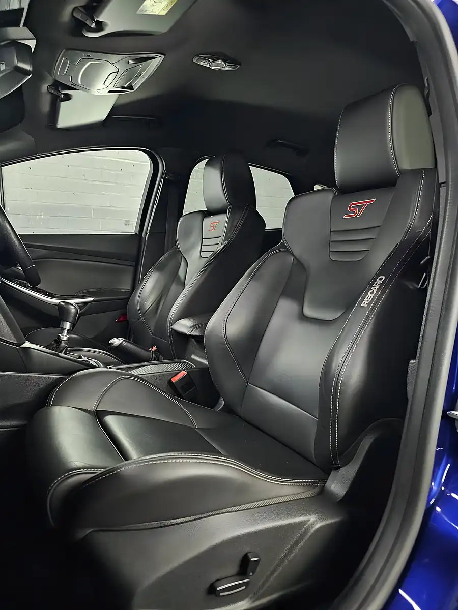 Used 2017 Ford Focus ST-3 Deep Impact Metallic Blue - Interior and Exterior details 12