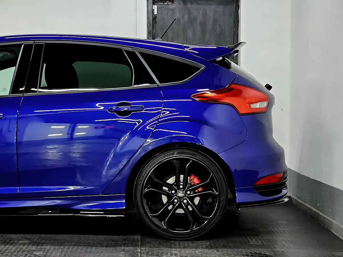 Used 2017 Ford Focus ST-3 Deep Impact Metallic Blue - Interior and Exterior details 18