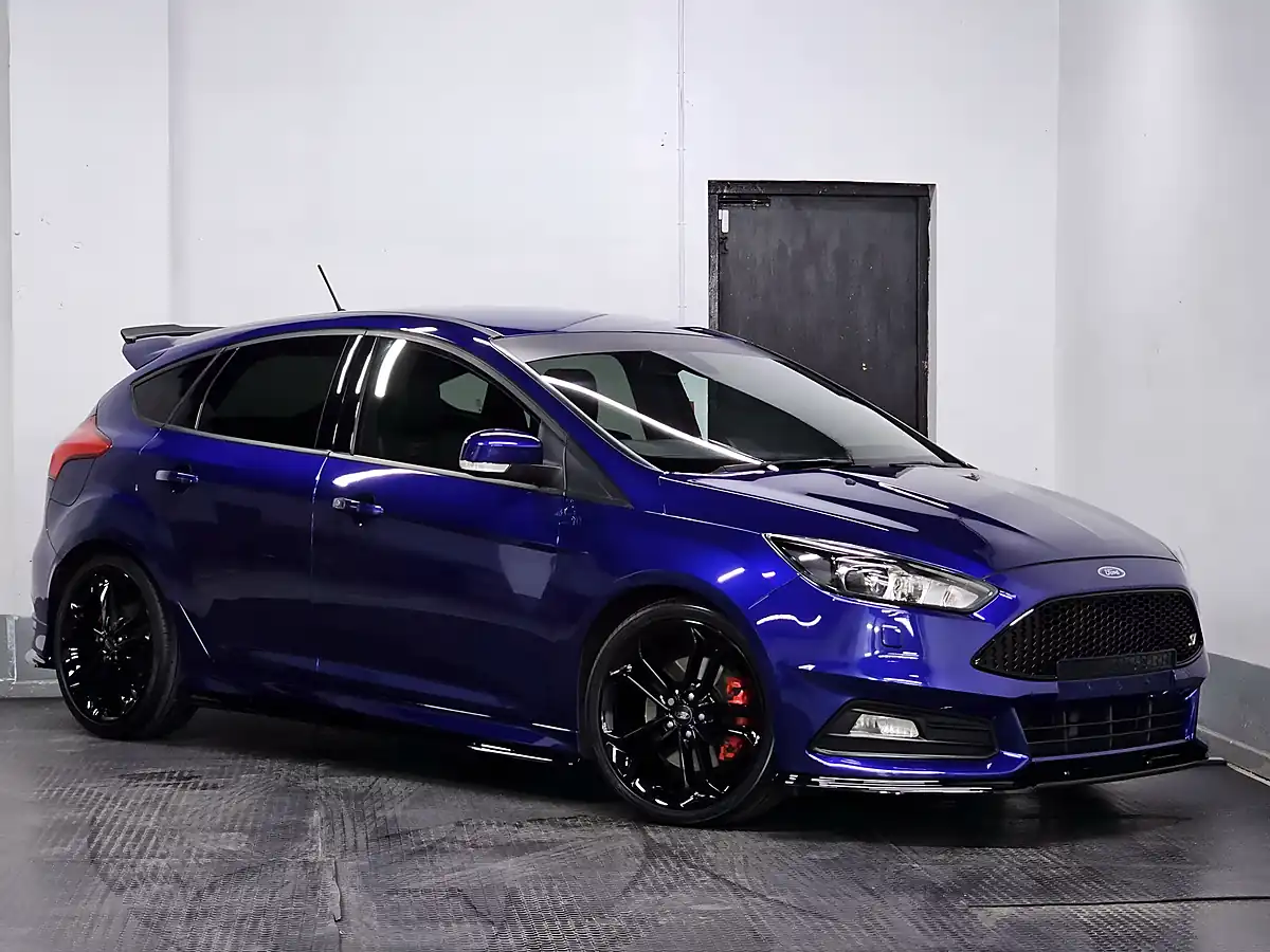 Used 2017 Ford Focus ST-3 Deep Impact Metallic Blue - Interior and Exterior details 4