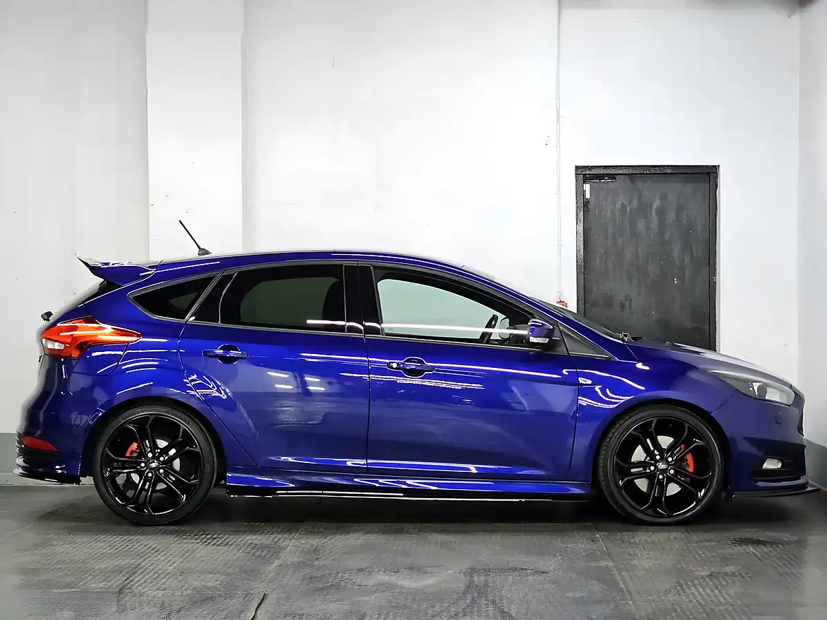 Used 2017 Ford Focus ST-3 Deep Impact Metallic Blue - Interior and Exterior details 5