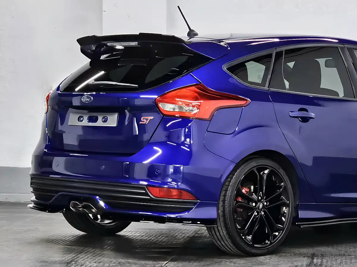 Used 2017 Ford Focus ST-3 Deep Impact Metallic Blue - Interior and Exterior details 6