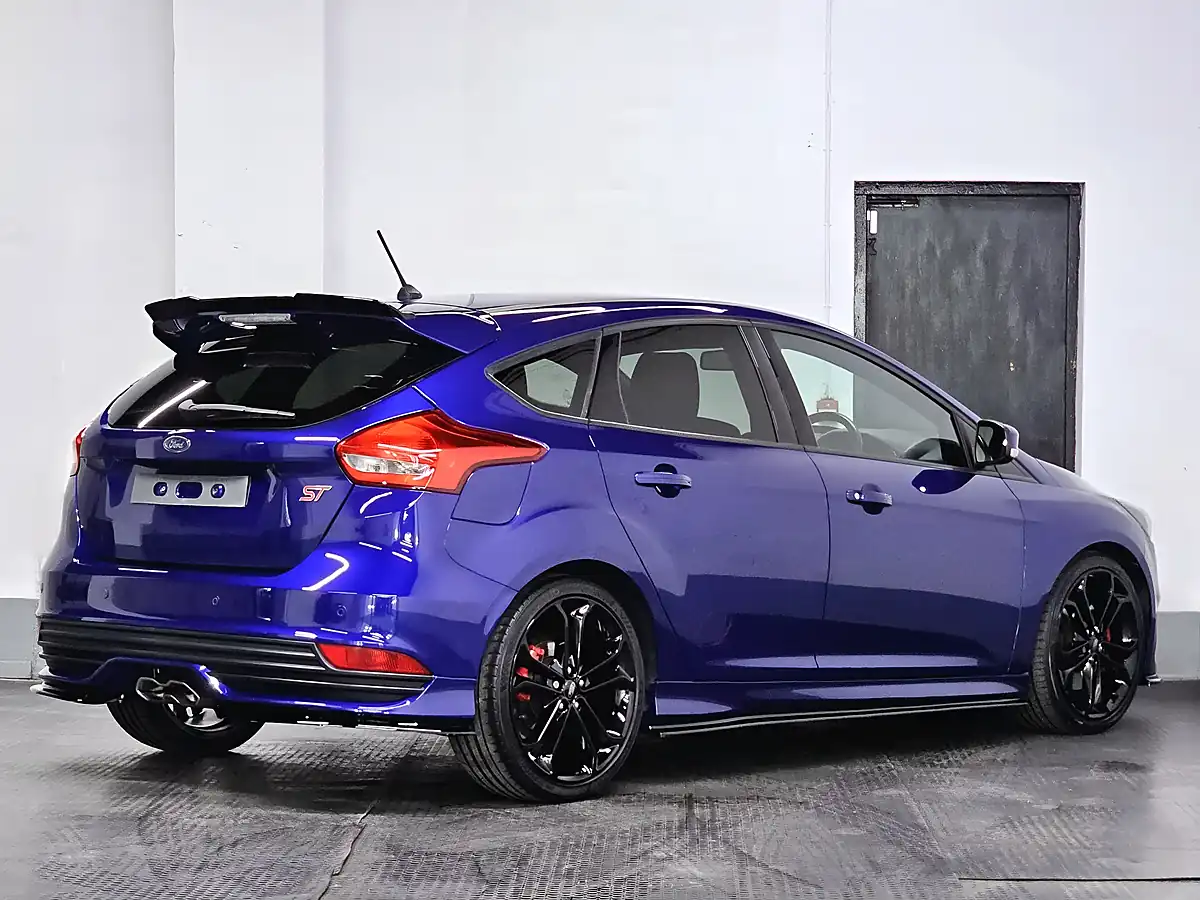 Used 2017 Ford Focus ST-3 Deep Impact Metallic Blue - Interior and Exterior details 7