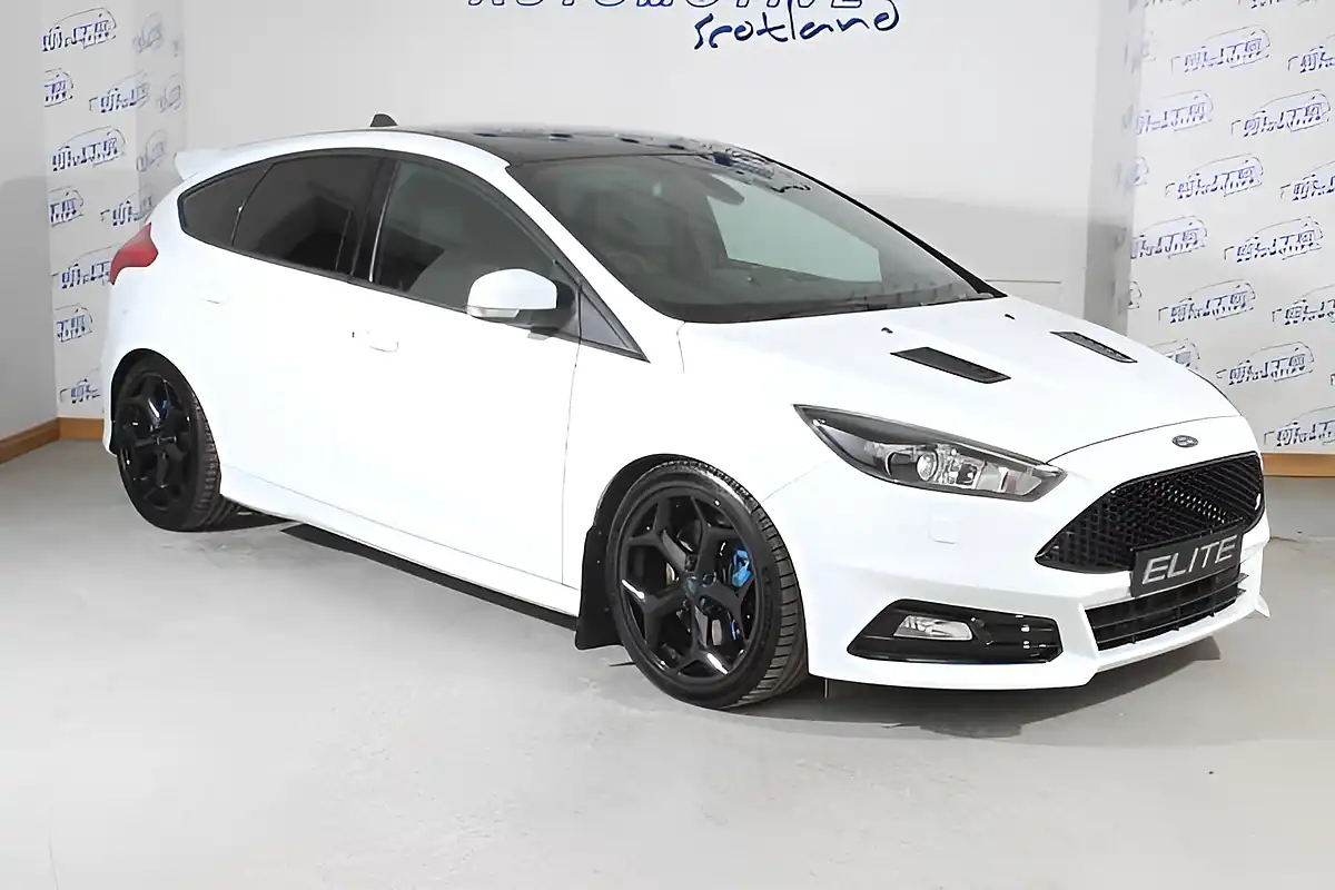 Used 2017 Ford Focus ST-3 Frozen White - Interior and Exterior details 4