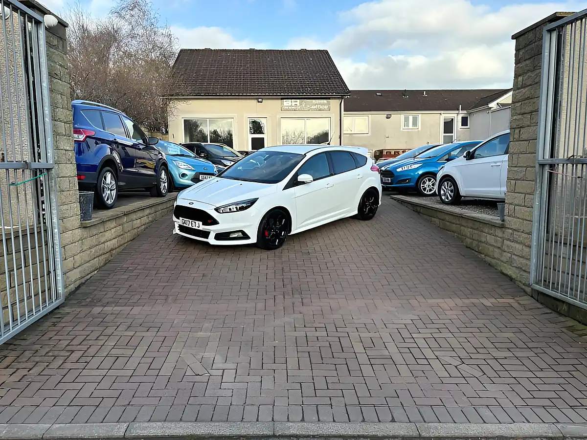 Used 2017 Ford Focus ST-3 Frozen White - Interior and Exterior details 3