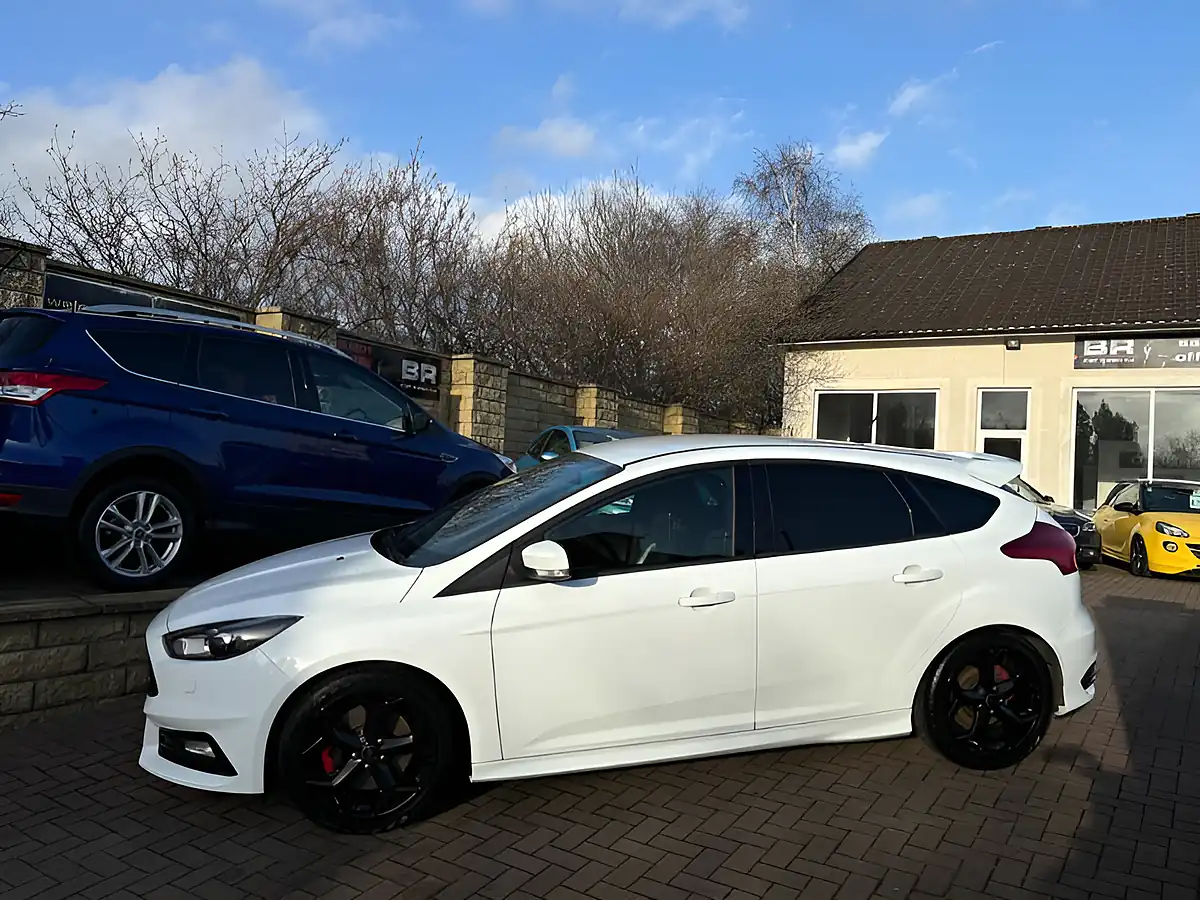 Used 2017 Ford Focus ST-3 Frozen White - Interior and Exterior details 5