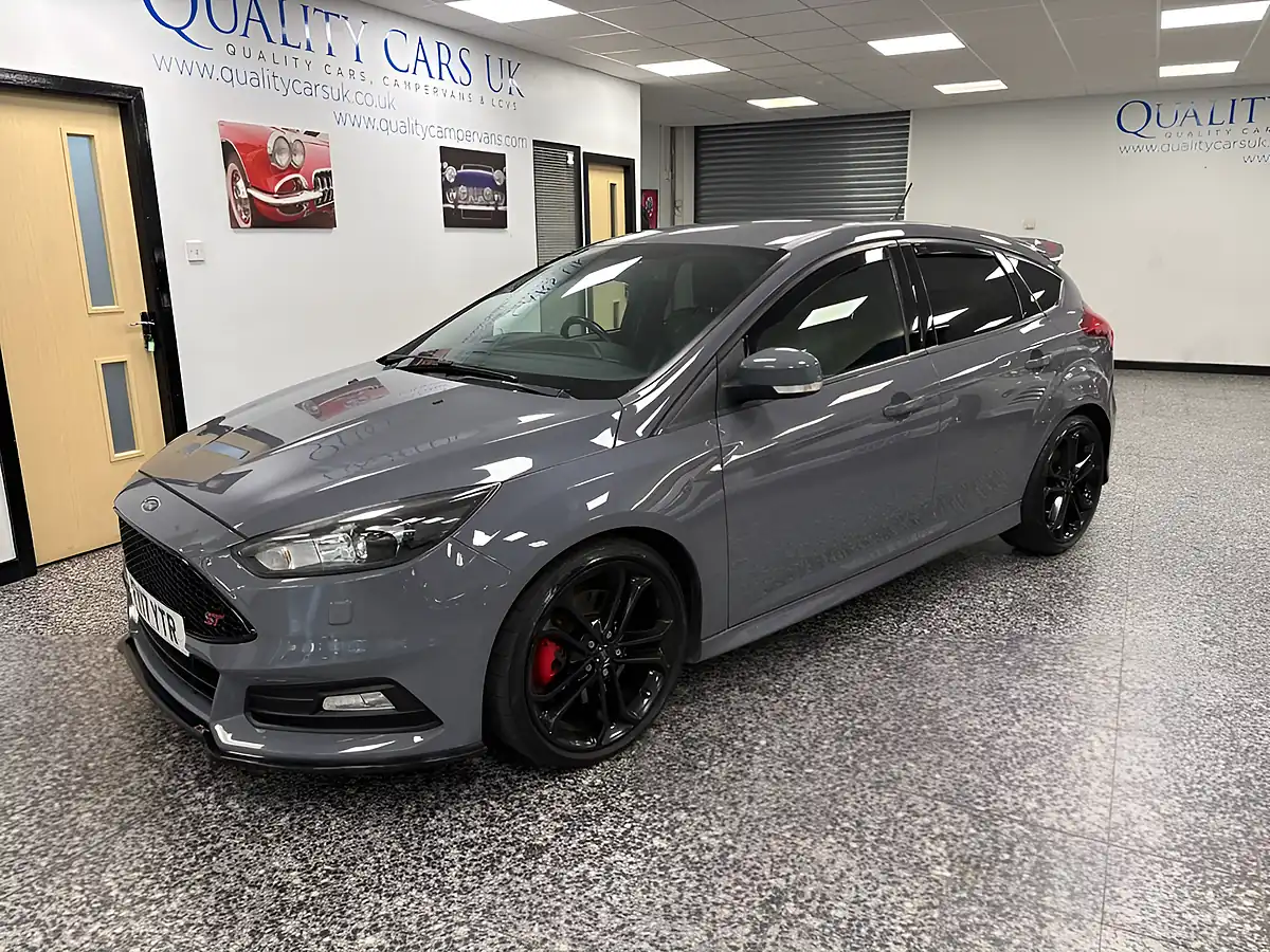 Used 2017 Ford Focus ST-3 Grey - Front View