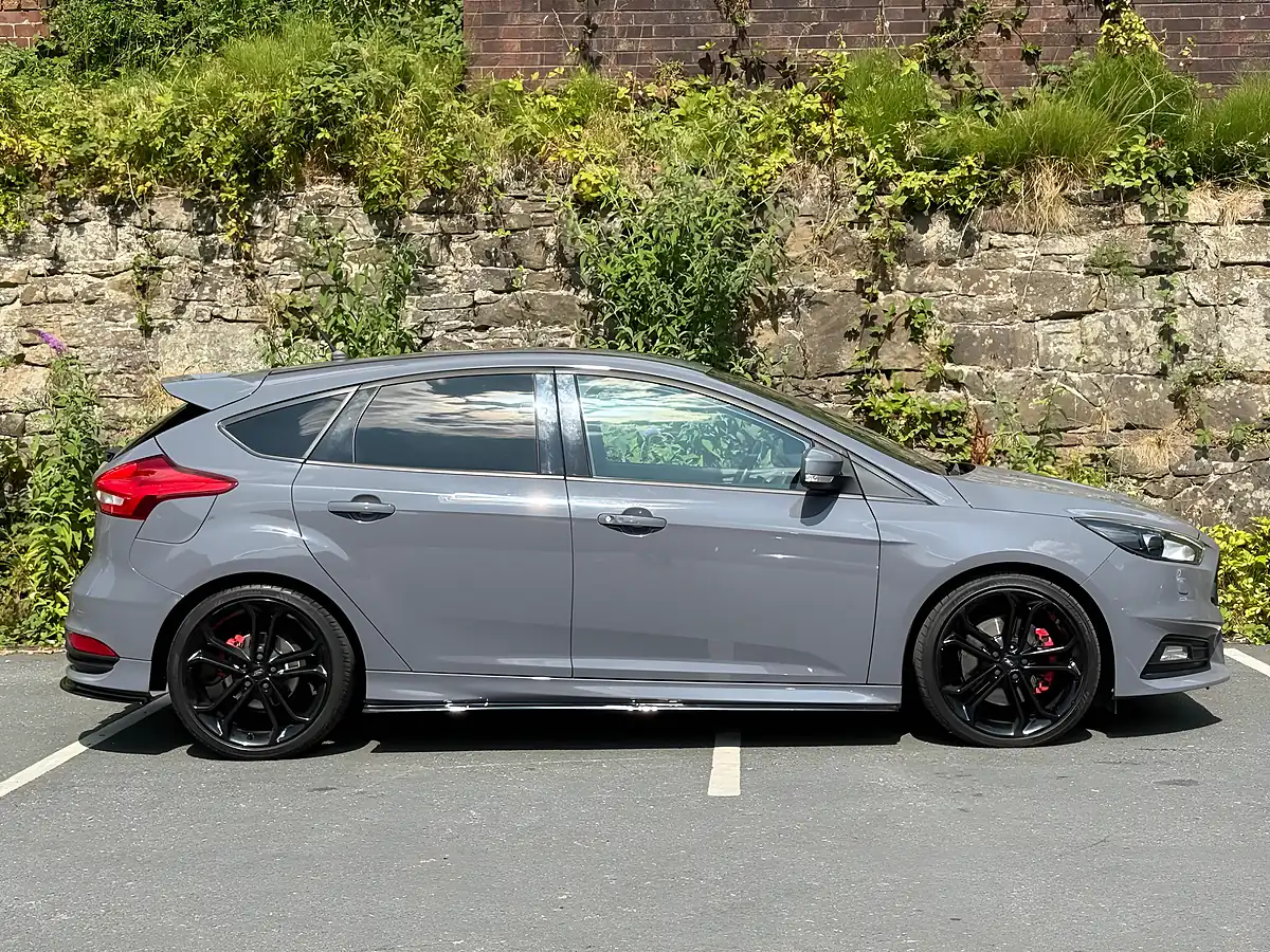 Used 2017 Ford Focus ST-3 Grey - Interior and Exterior details 8