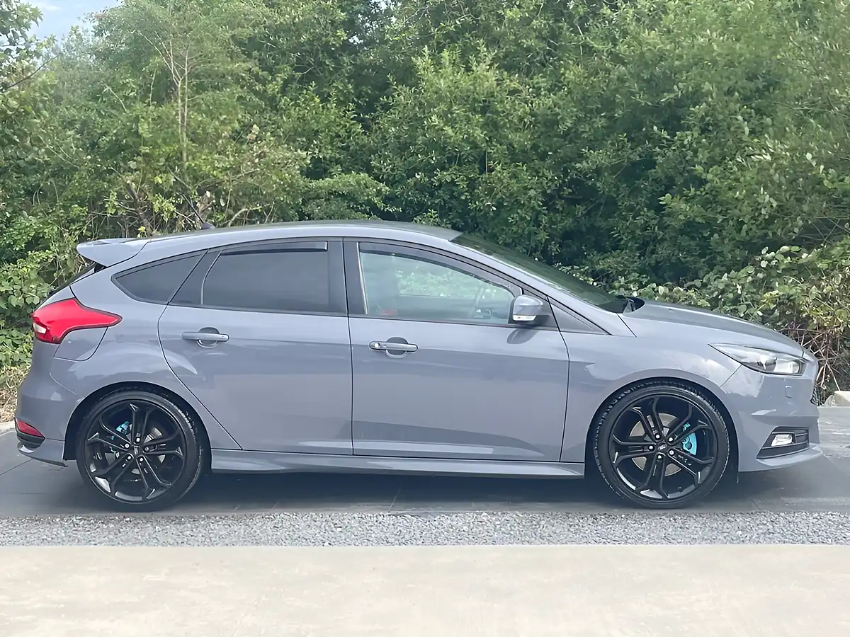 Used 2017 Ford Focus ST-3 Grey - Interior and Exterior details 3