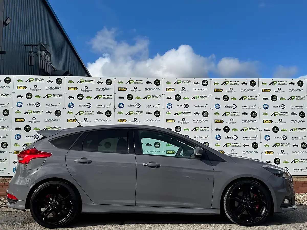 Used 2017 Ford Focus ST-3 Grey - Interior and Exterior details 8