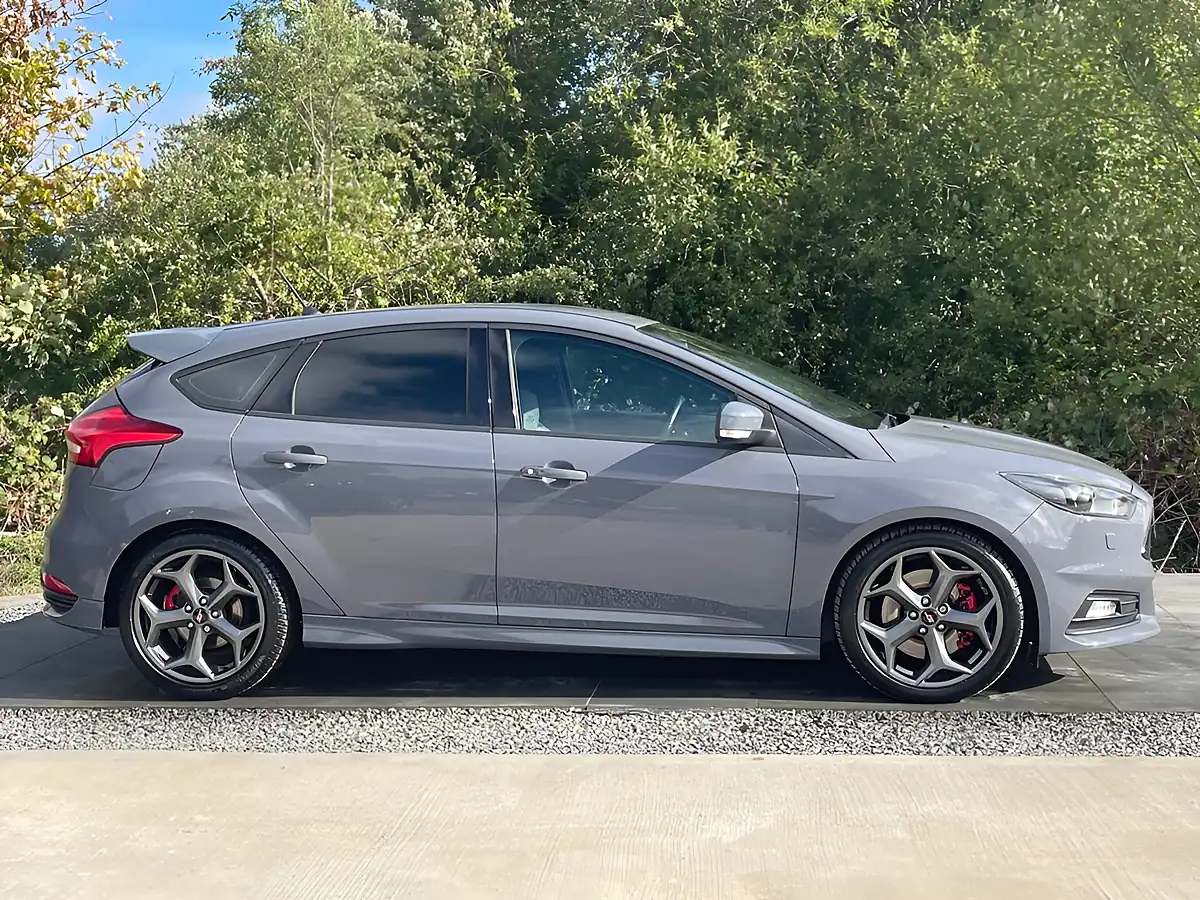 Used 2017 Ford Focus ST-3 Grey - Interior and Exterior details 3