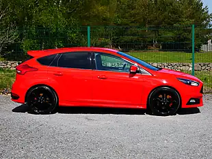 Used 2017 Ford Focus ST-3 Race Red - Interior and Exterior details 6