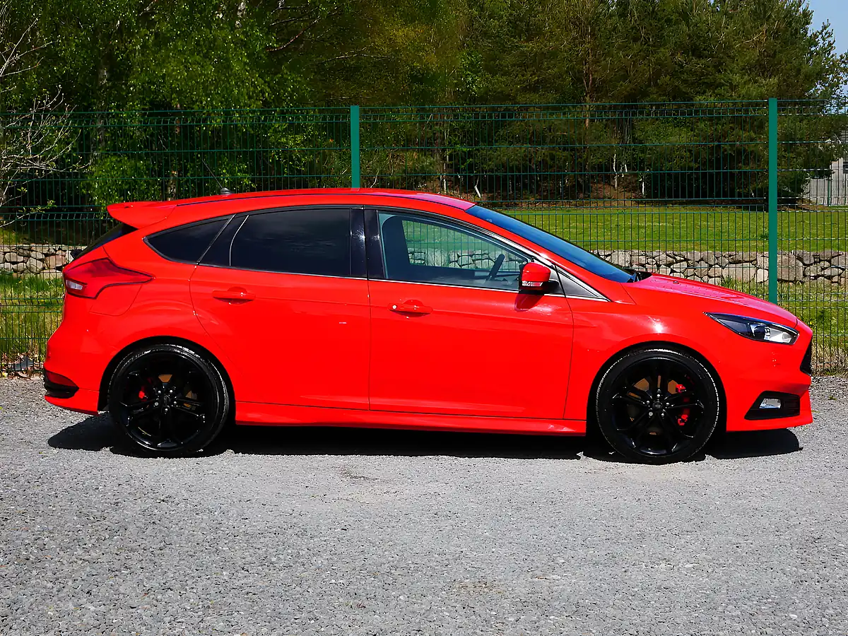 Used 2017 Ford Focus ST-3 Race Red - Interior and Exterior details 6