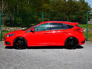 Used 2017 Ford Focus ST-3 Race Red - Interior and Exterior details 7