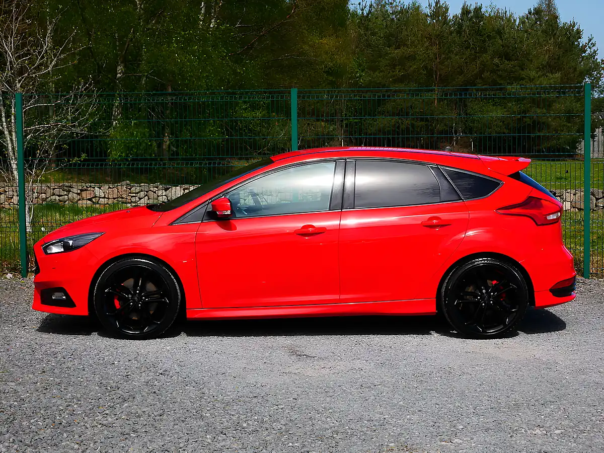 Used 2017 Ford Focus ST-3 Race Red - Interior and Exterior details 8