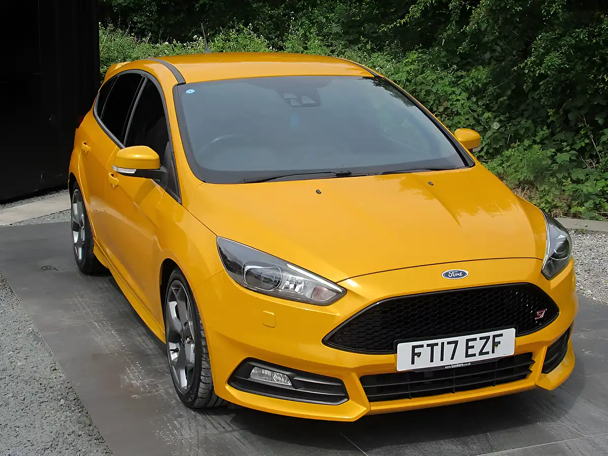 Used 2017 Ford Focus ST-3 Yellow - Interior and Exterior details 9