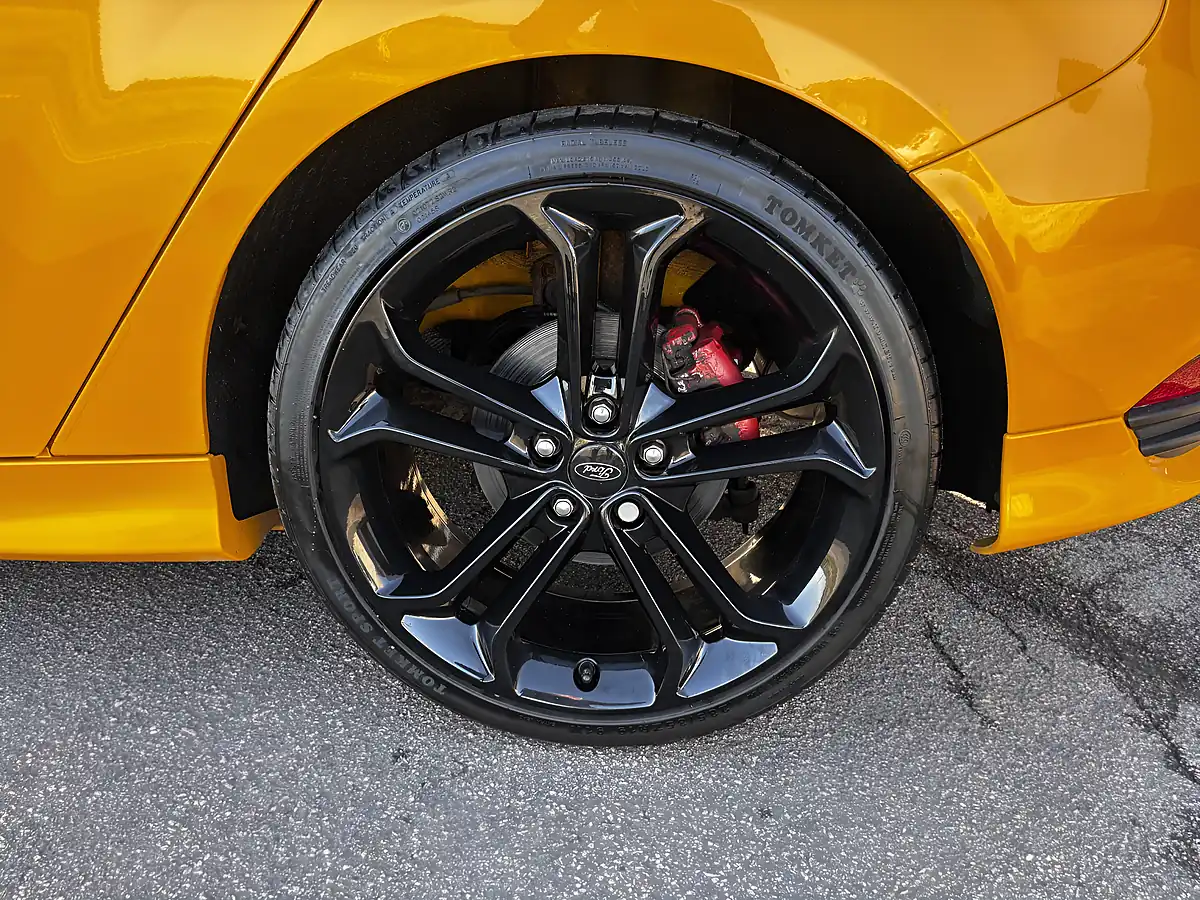 Used 2017 Ford Focus ST-3 Yellow - Interior and Exterior details 11