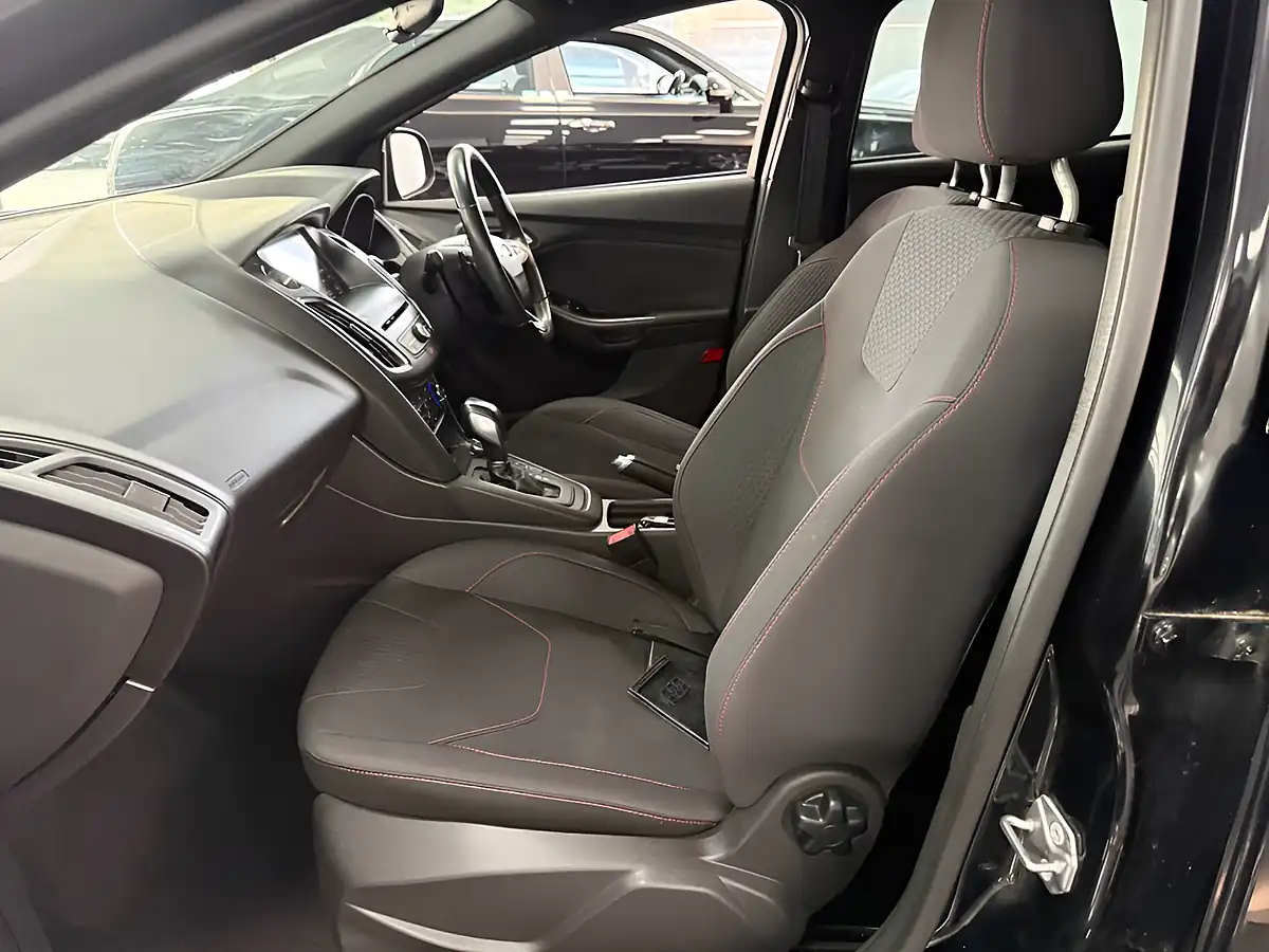 Used 2017 Ford Focus ST-Line Black - Interior and Exterior details 11