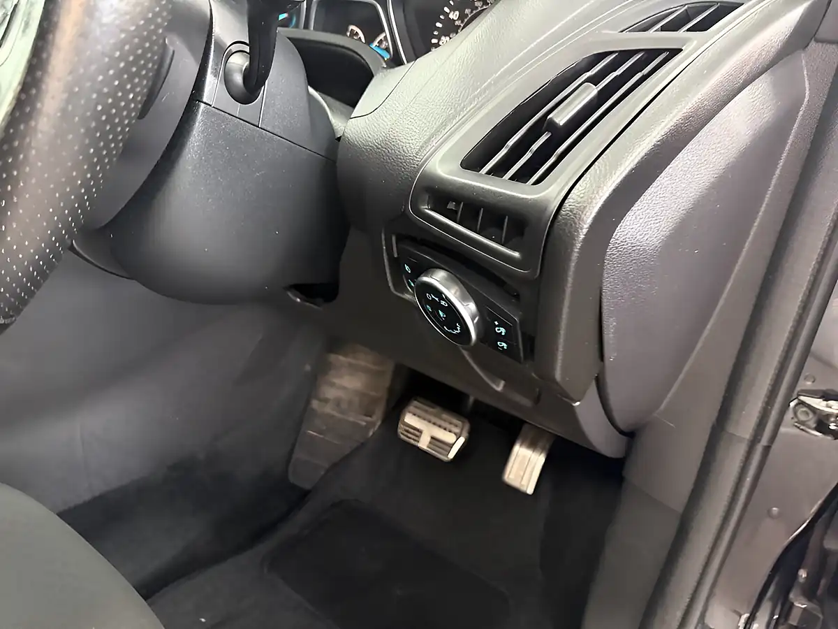Used 2017 Ford Focus ST-Line Black - Interior and Exterior details 15
