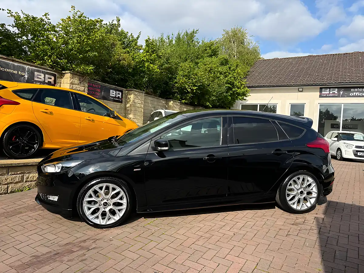 Used 2017 Ford Focus ST-Line Black - Interior and Exterior details 5