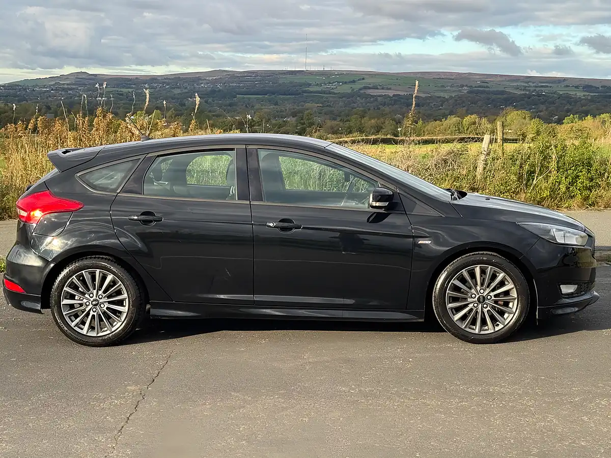 Used 2017 Ford Focus ST-Line Black - Interior and Exterior details 9