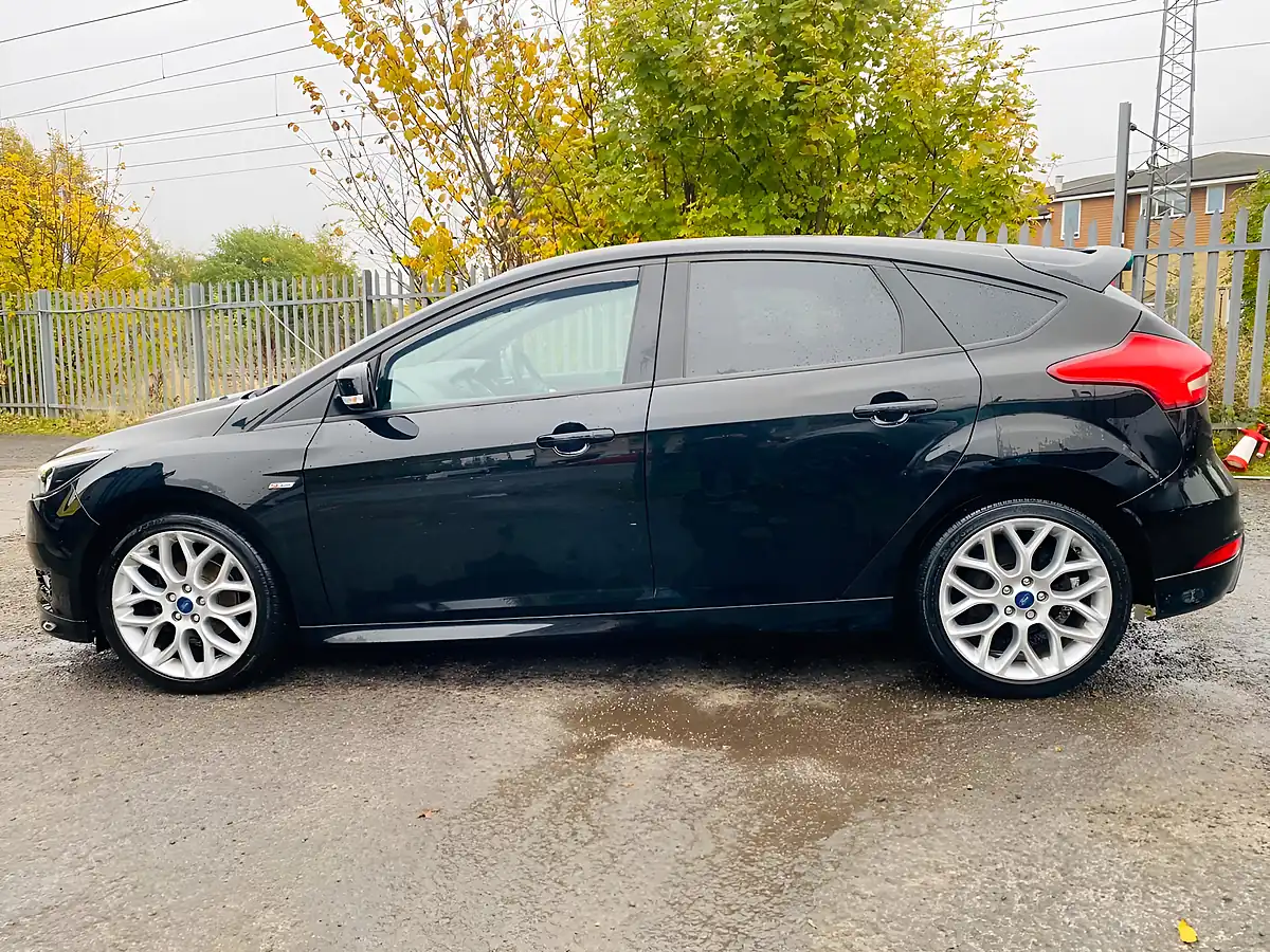 Used 2017 Ford Focus ST-Line Black - Interior and Exterior details 10