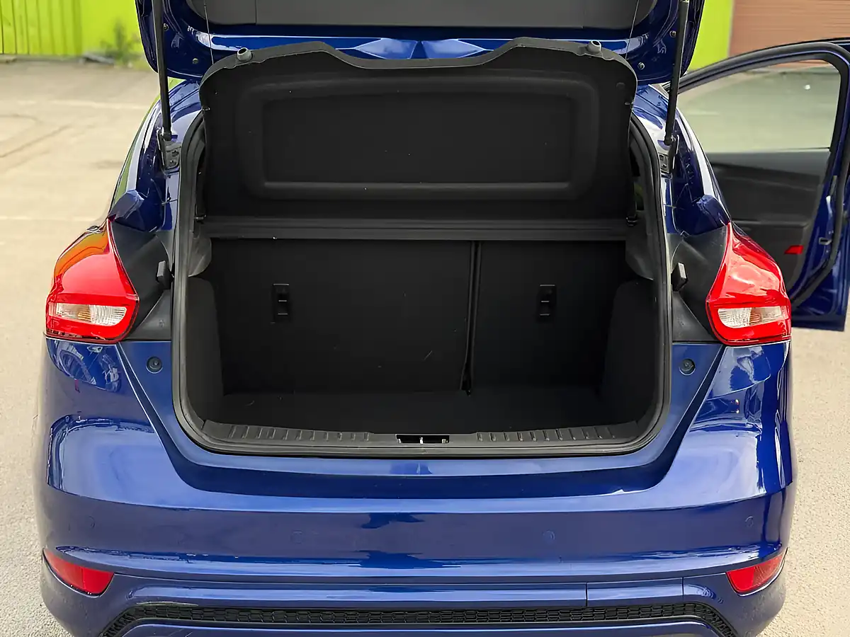 Used 2017 Ford Focus ST-Line Blue - Interior and Exterior details 10