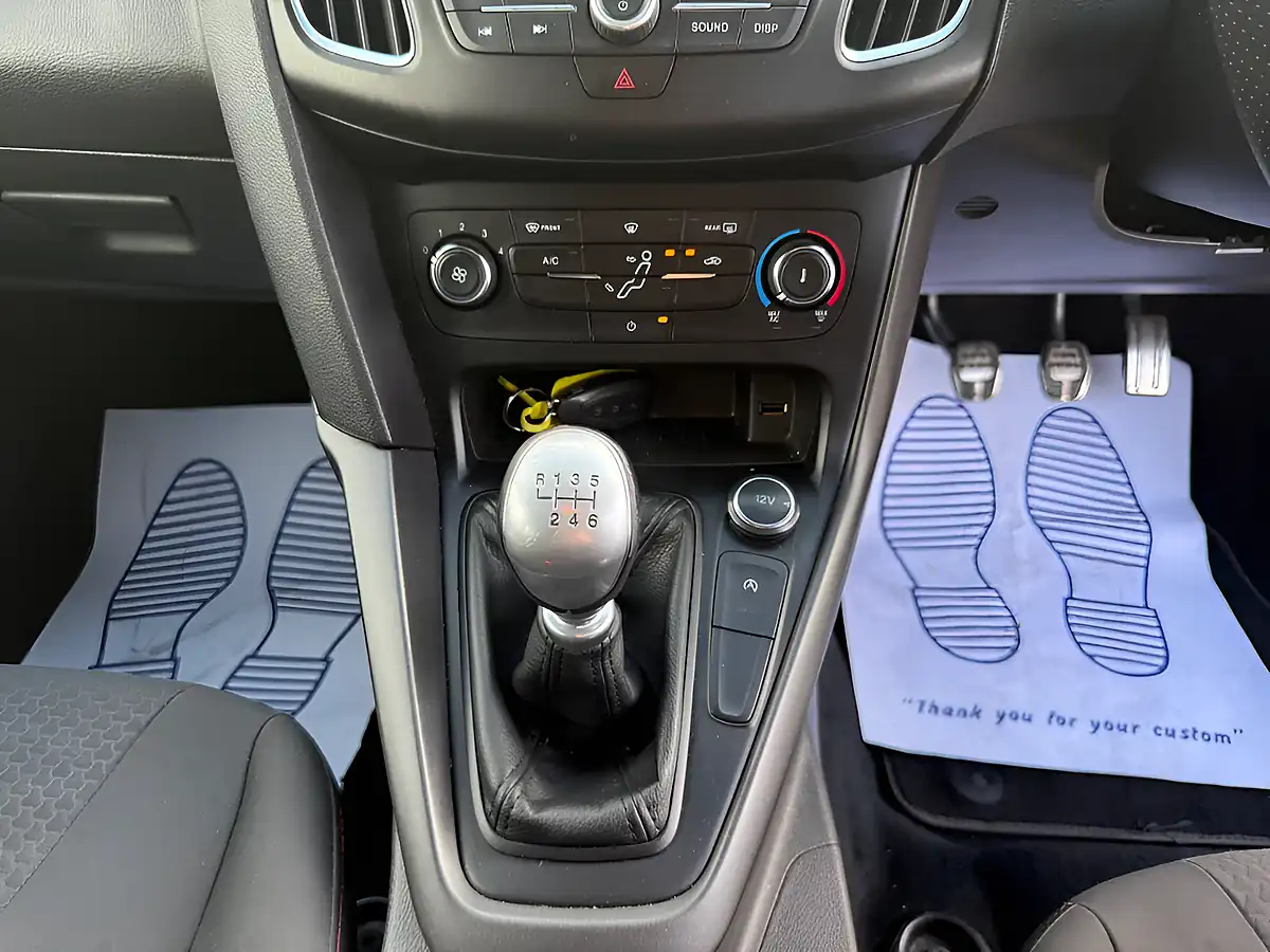Used 2017 Ford Focus ST-Line Blue - Interior and Exterior details 15