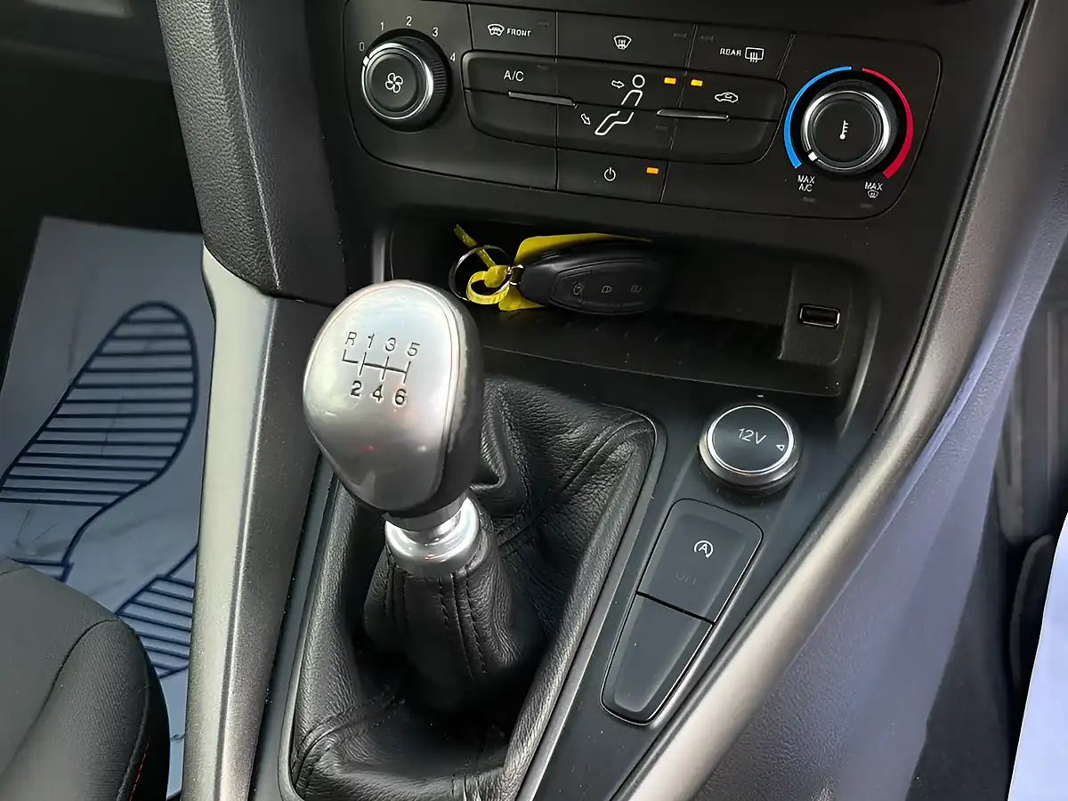 Used 2017 Ford Focus ST-Line Blue - Interior and Exterior details 16