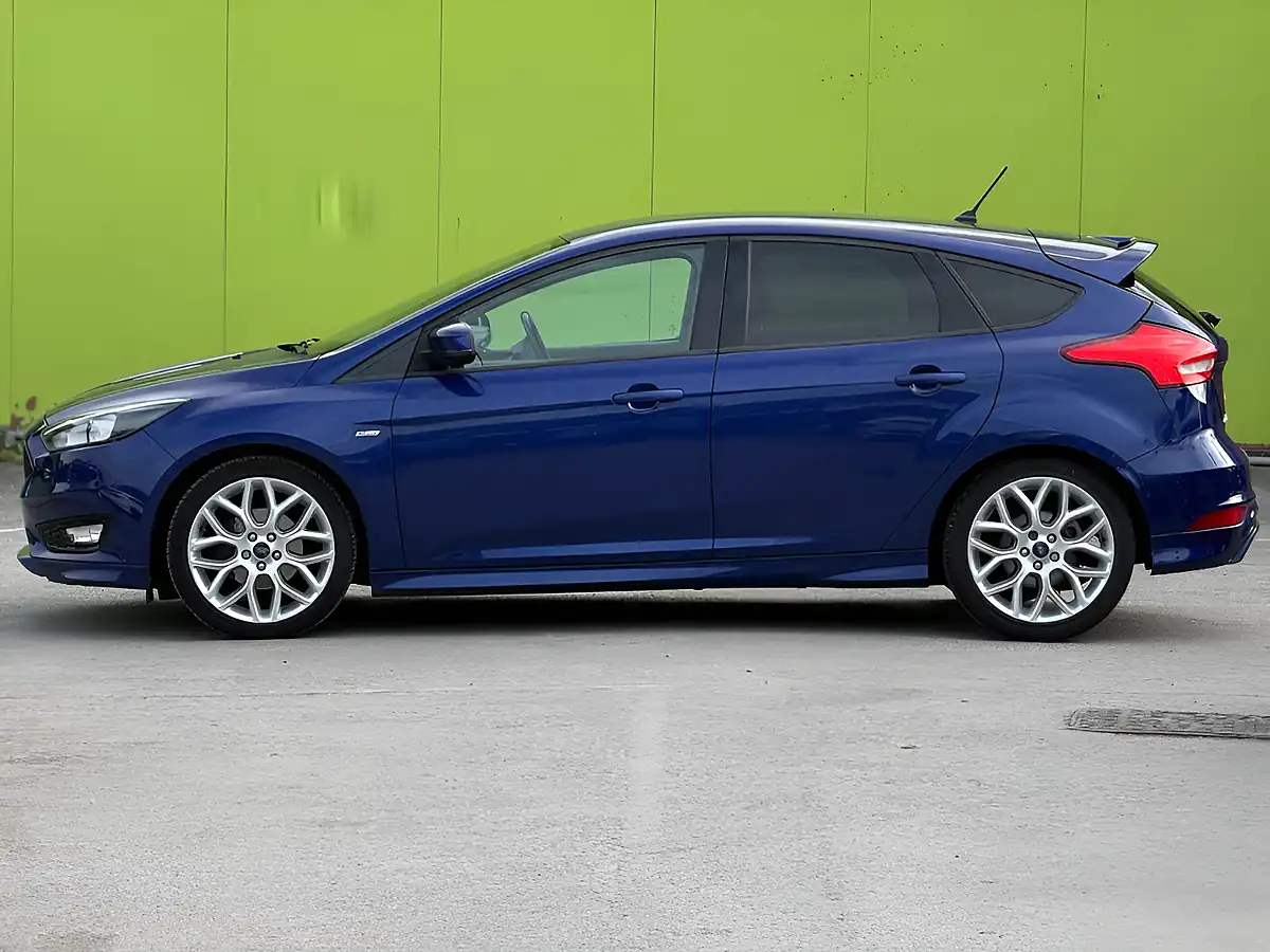 Used 2017 Ford Focus ST-Line Blue - Interior and Exterior details 8