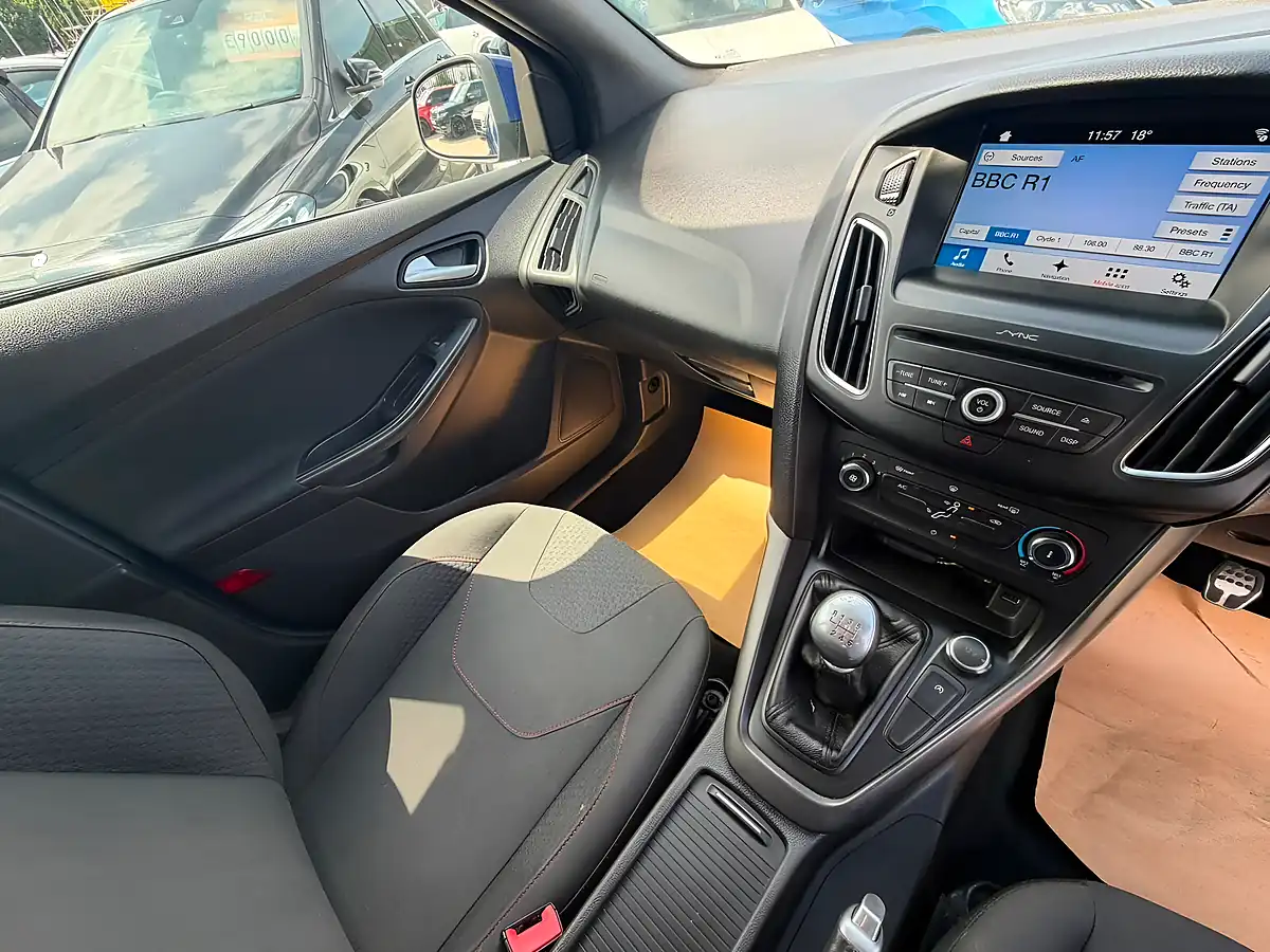 Used 2017 Ford Focus ST-Line Blue - Interior and Exterior details 11