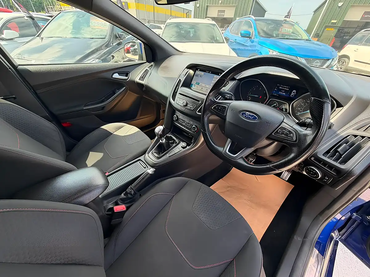 Used 2017 Ford Focus ST-Line Blue - Interior and Exterior details 12