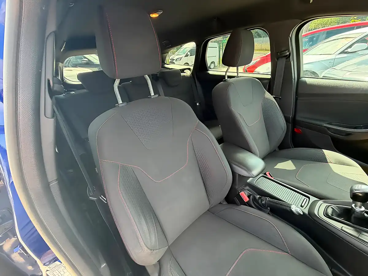 Used 2017 Ford Focus ST-Line Blue - Interior and Exterior details 13