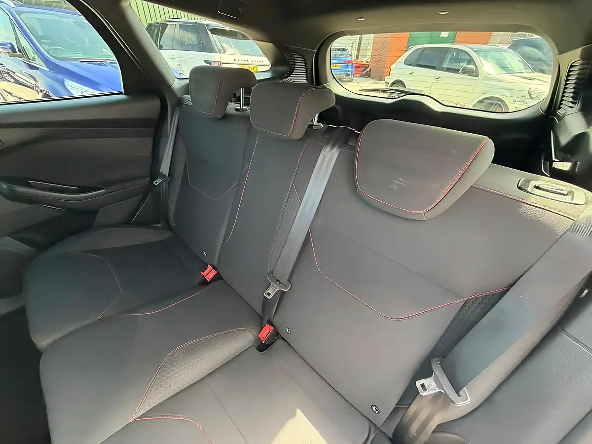 Used 2017 Ford Focus ST-Line Blue - Interior and Exterior details 14