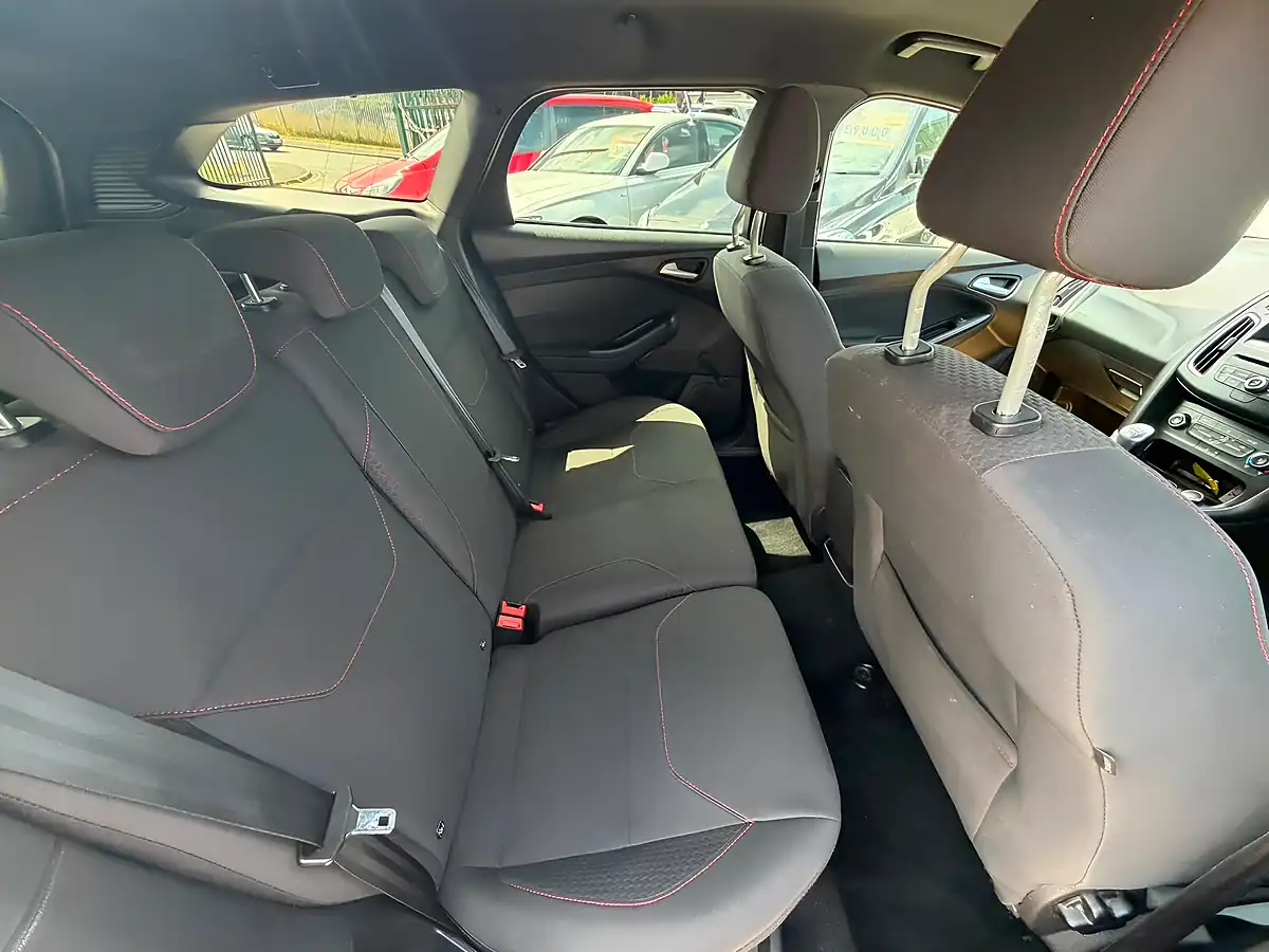 Used 2017 Ford Focus ST-Line Blue - Interior and Exterior details 15