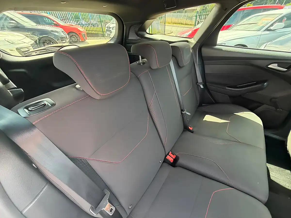 Used 2017 Ford Focus ST-Line Blue - Interior and Exterior details 16