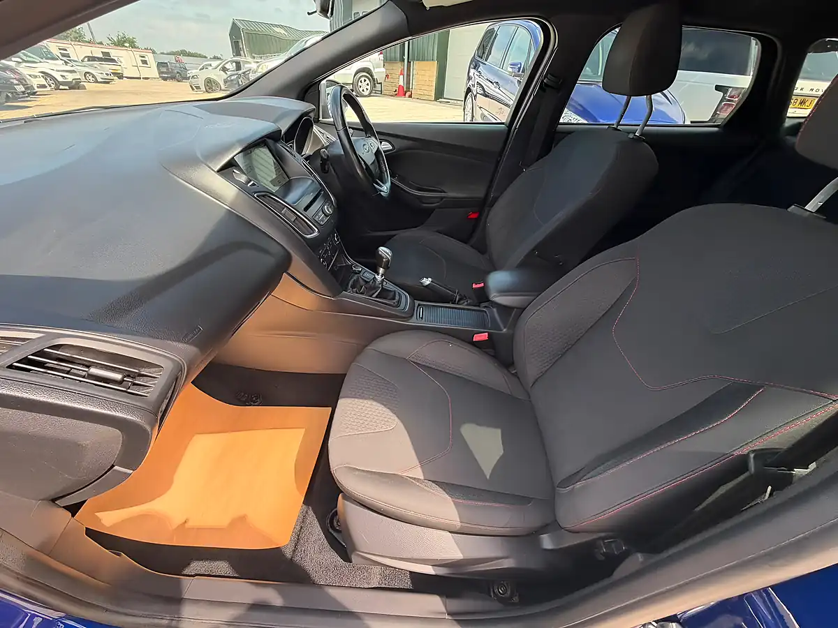 Used 2017 Ford Focus ST-Line Blue - Interior and Exterior details 19