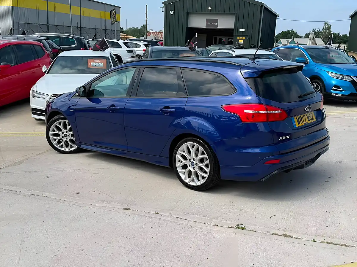 Used 2017 Ford Focus ST-Line Blue - Interior and Exterior details 7