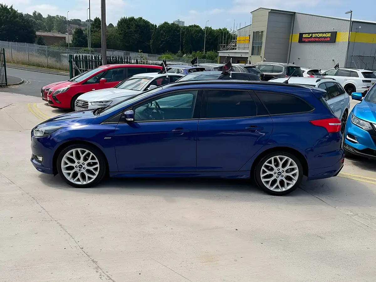Used 2017 Ford Focus ST-Line Blue - Interior and Exterior details 8