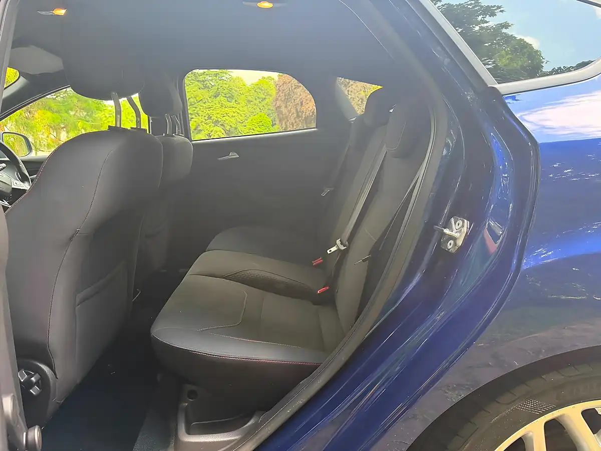 Used 2017 Ford Focus ST-Line Blue - Interior and Exterior details 9