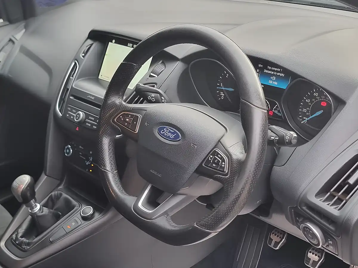 Used 2017 Ford Focus ST-Line Blue - Interior and Exterior details 13