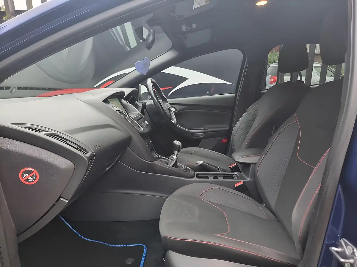 Used 2017 Ford Focus ST-Line Blue - Interior and Exterior details 16