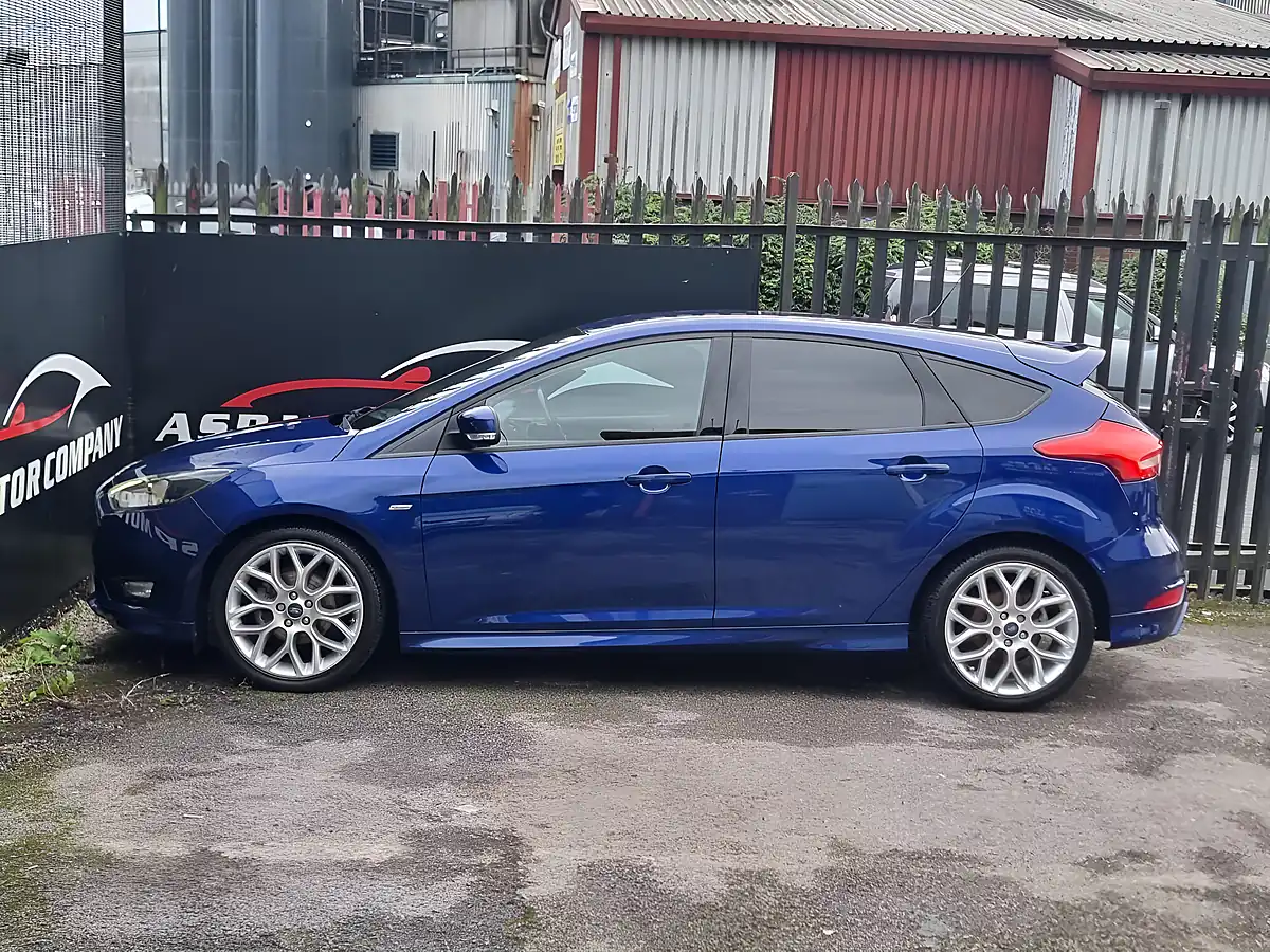 Used 2017 Ford Focus ST-Line Blue - Interior and Exterior details 4
