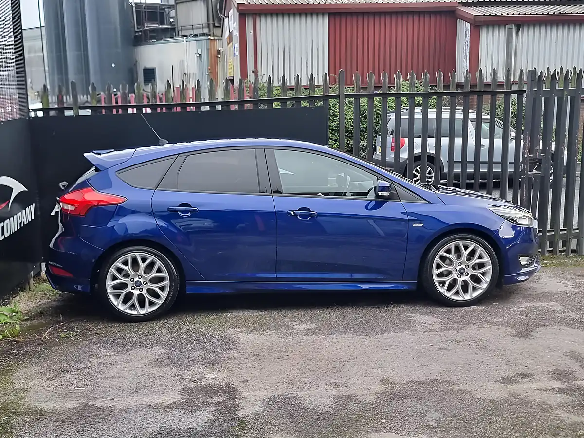 Used 2017 Ford Focus ST-Line Blue - Interior and Exterior details 5