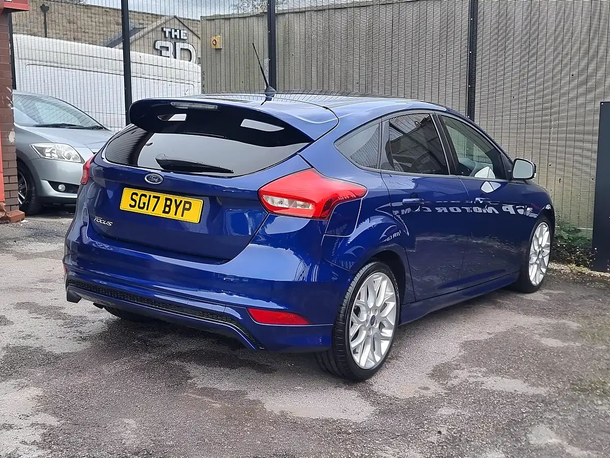 Used 2017 Ford Focus ST-Line Blue - Interior and Exterior details 8
