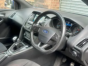 Used 2017 Ford Focus ST-Line Blue - Interior and Exterior details 7