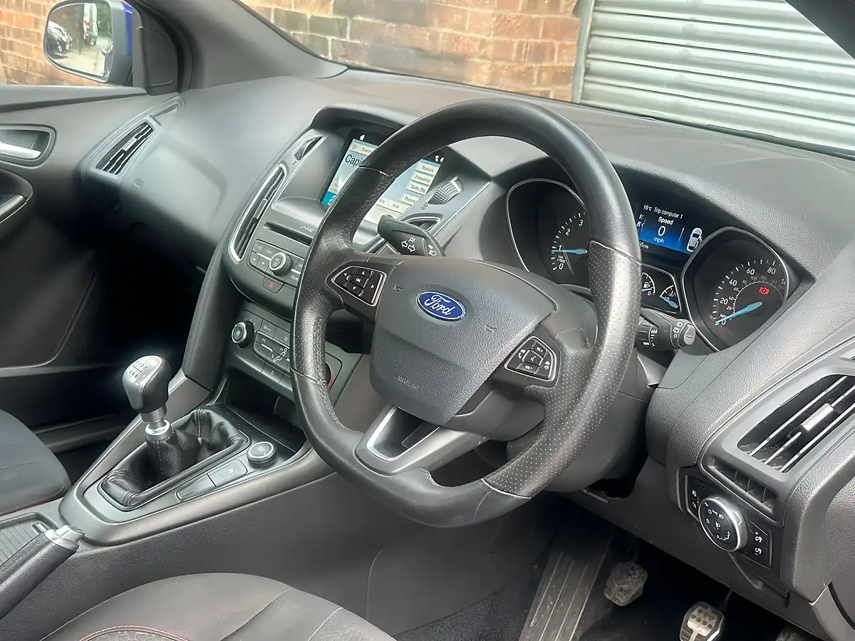 Used 2017 Ford Focus ST-Line Blue - Interior and Exterior details 7