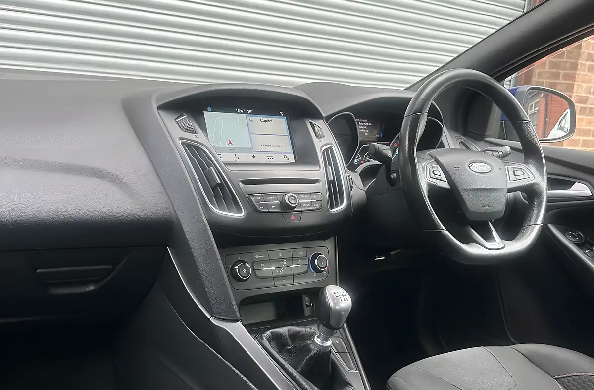 Used 2017 Ford Focus ST-Line Blue - Interior and Exterior details 8